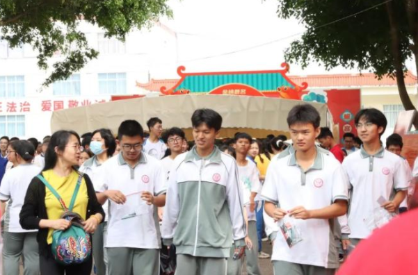 综合进程中着力破解限制教育高质量发展的难点痛点和堵点问题